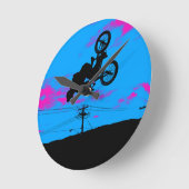 Sky Trekking - BMX Rider Runde Wanduhr (Winkel)