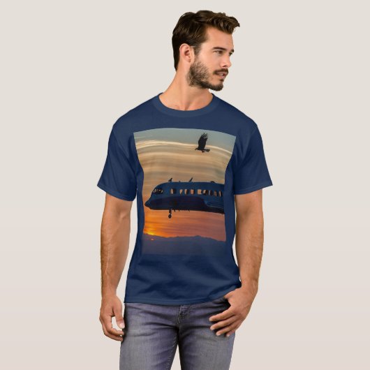 "Skybound Shadows - Eagle & Flugzeug Sunset T-Shir T-Shirt (Vorne ganz)