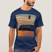"Skybound Shadows - Eagle & Flugzeug Sunset T-Shir T-Shirt (Vorderseite)