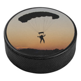Skydiver Parachute bei Sunset Eishockey Puck