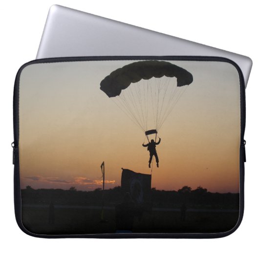 Skydiver Parachute bei Sunset Sky Diver Laptopschutzhülle (Vorderseite)