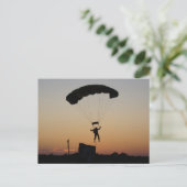 Skydiver Parachute bei Sunset Sky Diver Postkarte (Stehend Vorderseite)