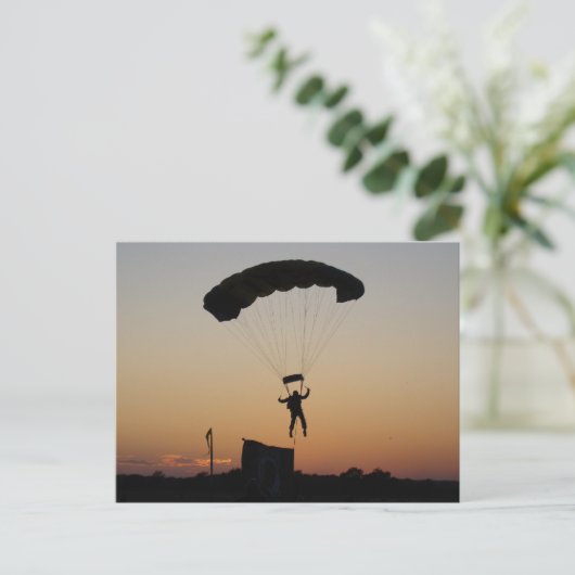 Skydiver Parachute bei Sunset Sky Diver Postkarte (Stehend Vorderseite)