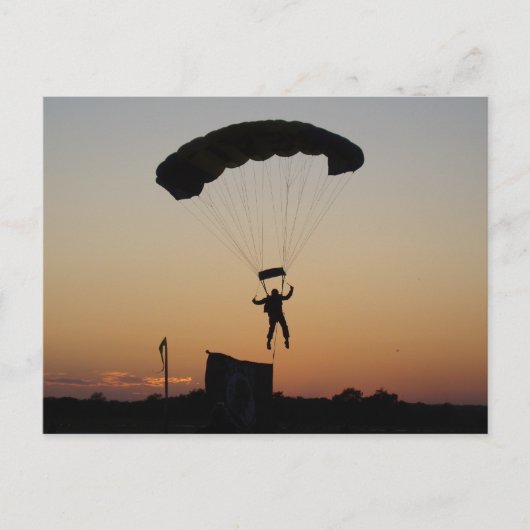 Skydiver Parachute bei Sunset Sky Diver Postkarte (Vorderseite)