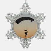 Skydiver Parachute bei Sunset Sky Diver Schneeflocken Zinn-Ornament (Vorderseite)