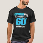 Skydiving Birthday - Erstes Skydiving - 60th B T-Shirt<br><div class="desc">Dieses lustige Skydiver-Design ist perfekt für einen 60-Jährigen, der zum ersten Mal ein Tandemsprung zum 60. Geburtstag macht! Ein guter Weg, um die Gelegenheit zu markieren und jemanden mit seiner ersten Skydive Springerfahrung zu überraschen! Skydiver mit offener Fallschirmgrafik mit "Tauchen in mein 60. Geburtstag" Zitat. Perfekt zum ersten Mal Skydiving...</div>