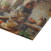 Skye Terrier Kochen in der Küche Schneidebrett (Ecke)