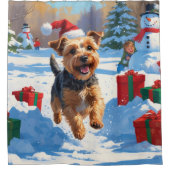 Skye Terrier läuft im Schnee mit Weihnachtsmütze Duschvorhang (Vorderseite)