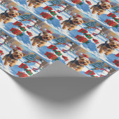 Skye Terrier läuft im Schnee mit Weihnachtsmütze Geschenkpapier (Ecke)