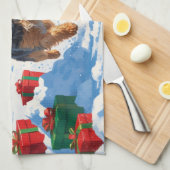 Skye Terrier läuft im Schnee mit Weihnachtsmütze Geschirrtuch (Viertel Falte)