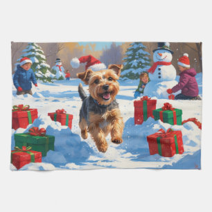 Skye Terrier läuft im Schnee mit Weihnachtsmütze Geschirrtuch