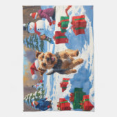 Skye Terrier läuft im Schnee mit Weihnachtsmütze Geschirrtuch (Vertikal)