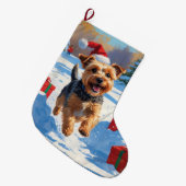 Skye Terrier läuft im Schnee mit Weihnachtsmütze Großer Weihnachtsstrumpf (Vorderansicht (hängend))