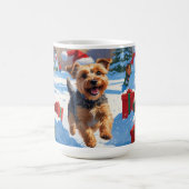 Skye Terrier läuft im Schnee mit Weihnachtsmütze Kaffeetasse (Mittel)