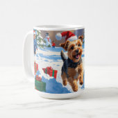 Skye Terrier läuft im Schnee mit Weihnachtsmütze Kaffeetasse (Vorderseite Links)
