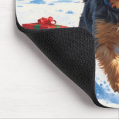 Skye Terrier läuft im Schnee mit Weihnachtsmütze Mousepad (Ecke)