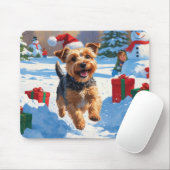 Skye Terrier läuft im Schnee mit Weihnachtsmütze Mousepad (Mit Mouse)