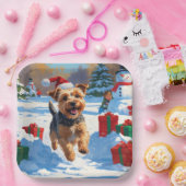 Skye Terrier läuft im Schnee mit Weihnachtsmütze Pappteller (Party)