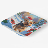 Skye Terrier läuft im Schnee mit Weihnachtsmütze Pappteller (Gewinkelt)