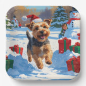 Skye Terrier läuft im Schnee mit Weihnachtsmütze Pappteller (Vorderseite)