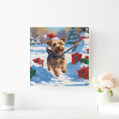 Skye Terrier läuft im Schnee mit Weihnachtsmütze Quadratische Wanduhr (Zuhause)