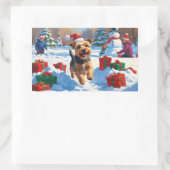 Skye Terrier läuft im Schnee mit Weihnachtsmütze Rechteckiger Aufkleber (Tasche)