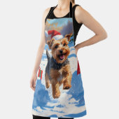 Skye Terrier läuft im Schnee mit Weihnachtsmütze Schürze (InSitu)