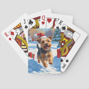 Skye Terrier läuft im Schnee mit Weihnachtsmütze Spielkarten
