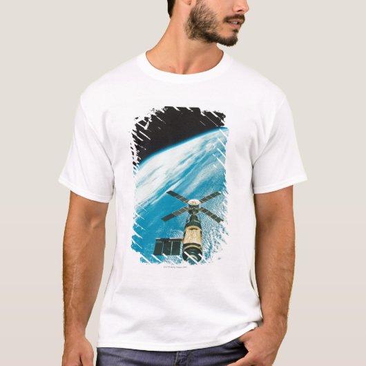 Skylab über Erde T-Shirt (Vorderseite)
