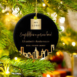 Skyline-Anwesen-Logo der Stadt Schwarzes Gold Keramik Ornament<br><div class="desc">Schwarzer Hintergrund mit vergoldeten Imitaten in der Silhouette der Stadt. Personalisieren und fügen Sie Ihr Firmenlogo und einen Text auf der Vorderseite. Goldene Buchstaben Ein Geschenk,  das Ihre Kunden Geschenke - herzlichen Glückwunsch zu einer neuen Zuhause.</div>