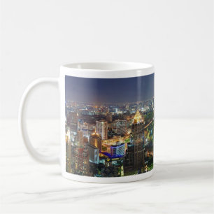 Skyline Bangkoks Thailand am Nachtpanorama Kaffeetasse