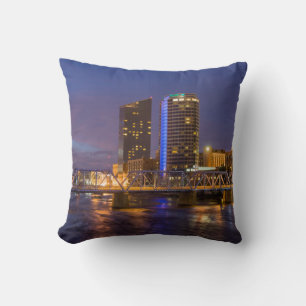 Skyline bei Dusk, am Grand River Kissen