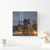 Skyline Blick auf die Stadt in der Nacht. Quadratische Wanduhr (Zuhause)
