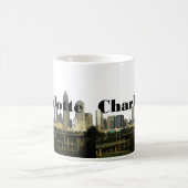 Skyline Charlottes NC mit Charlotte im Himmel Kaffeetasse (Mittel)