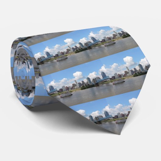 Skyline Cincinnatis, Ohio mit dem Ohio Krawatte (Gerollt)