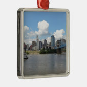 Skyline Cincinnatis, Ohio mit dem Ohio Silbernes Ornament (Rechts)
