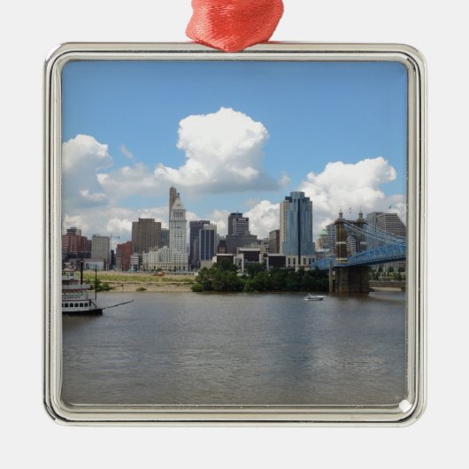 Skyline Cincinnatis, Ohio mit dem Ohio Silbernes Ornament (Vorne)