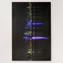 Skyline des beleuchteten Doha, Katar in der Nacht