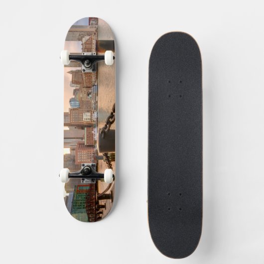 Skyline des Finanzbezirkes von Boston Skateboard (Vorderseite)