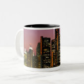 Skyline Detroits, Michigan nachts Zweifarbige Tasse (Vorderseite Links)