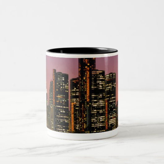 Skyline Detroits, Michigan nachts Zweifarbige Tasse (Mittel)