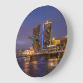 Skyline in der Abenddämmerung, am Grand River Große Wanduhr (Winkel)