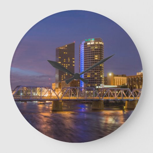 Skyline in der Abenddämmerung, am Grand River Große Wanduhr (Vorderseite)
