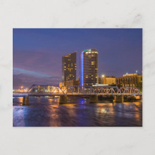 Skyline in der Abenddämmerung, am Grand River Postkarte