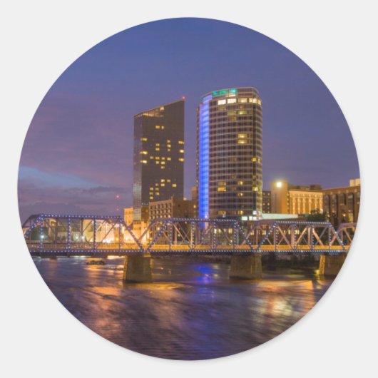 Skyline in der Abenddämmerung, am Grand River Runder Aufkleber (Vorderseite)