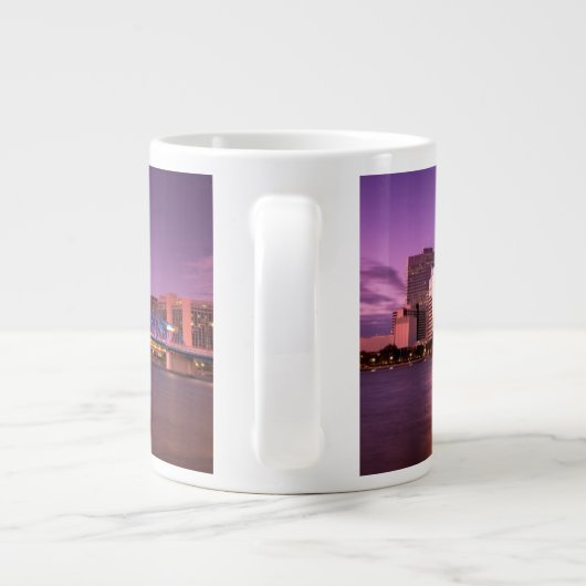 Skyline Jacksonvilles Florida nachts Jumbo-Tasse (Rückseite)