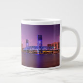 Skyline Jacksonvilles Florida nachts Jumbo-Tasse (Rechts)