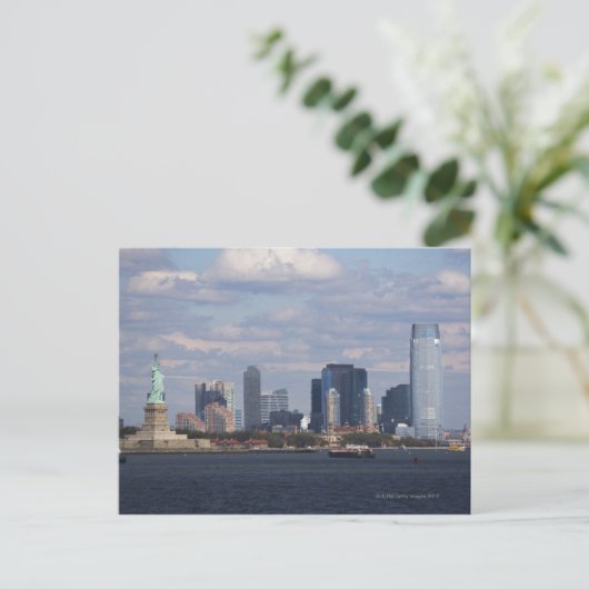Skyline mit Freiheitsstatue Postkarte (Stehend Vorderseite)