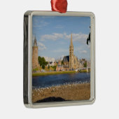 Skyline und Fluss der malerischen Stadt Inverness Ornament Aus Metall (Rechts)
