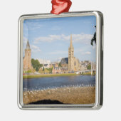 Skyline und Fluss der malerischen Stadt Inverness Ornament Aus Metall (Links)